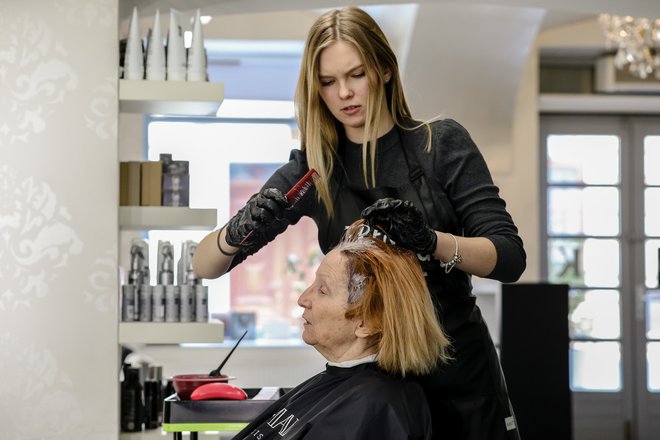 Stilistka Maja Glavan je pobarvala lase v modnem bakrenem odtenku, zaradi katerega so kar zažareli. Foto: Črt Piksi
