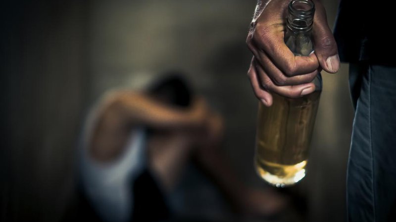 Fotografija: Očetov alkoholizem ga je močno zaznamoval. FOTO: Doidam 10, Shutterstock
