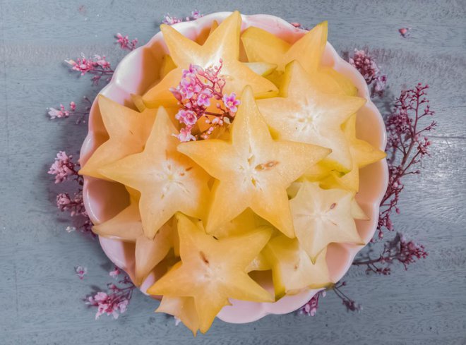Ko jo razrežemo, se razkrije čudovita zvezdasta oblika sadeža. Foto: color.mild.illust/Shutterstock

