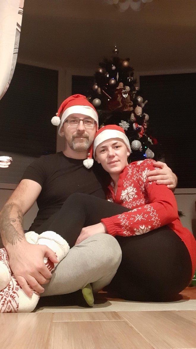 Rebeka Ritlop z možem na božični večer, na katerem je končala drugo kemoterapijo, najlepši božič v življenju. Foto: Osebni Arhiv
