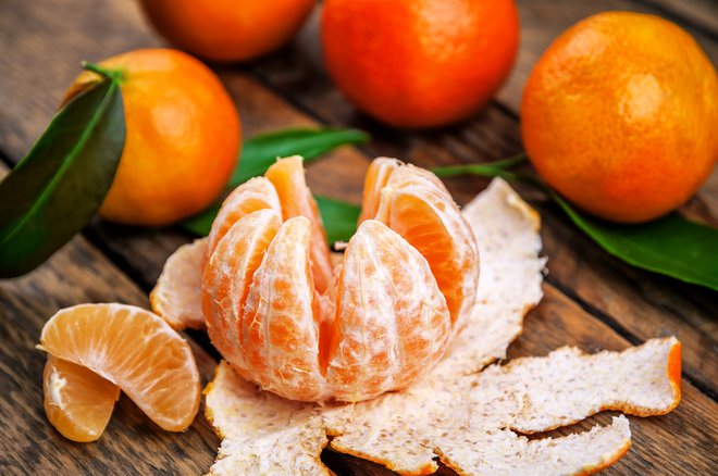 Mandarine je najbolje pojesti sveže, so odličen prigrizek, kadar vas daje lakota med obroki. FOTO: Vova Shevchuk/shutterstock
