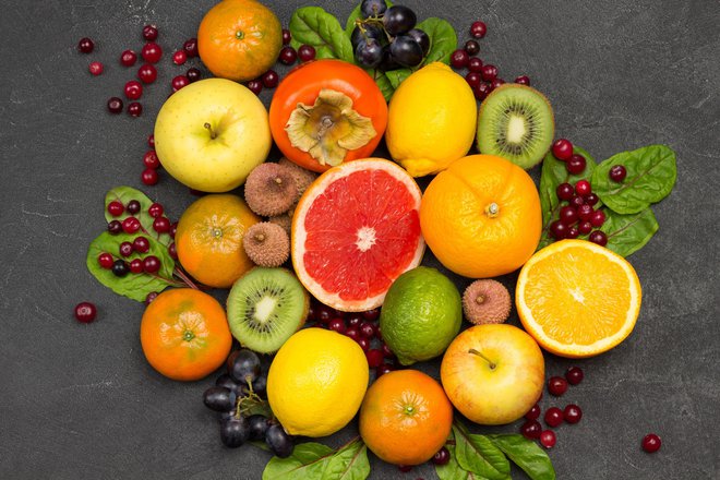 Raje kot po prehranskih dodatkih posegajte po svežem sadju in zelenjavi. FOTO: Olena Ukhova/Shutterstock
