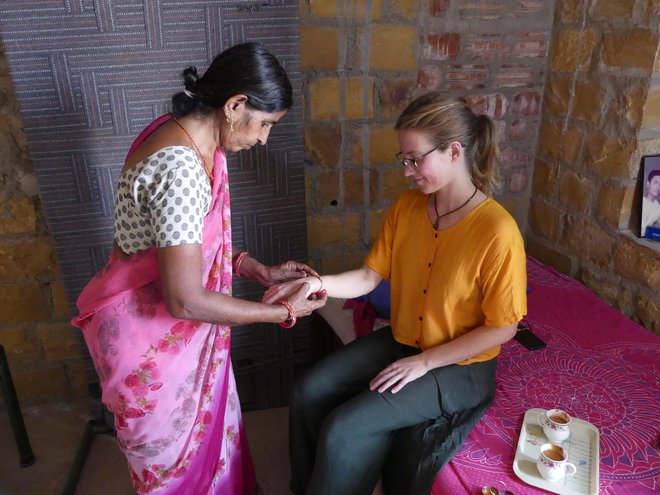Gostje, ki pridejo v Indijo, za dobrodošlico dobijo zapestnico, črni čaj in narisano piko na čelu. FOTO: Osebni Arhiv

