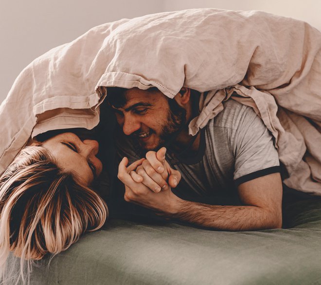 Ko se dnevi krajšajo, noči pa daljšajo, boste zagotovo našli več trenutkov, ki jih lahko preživite skupaj v topli postelji. FOTO: Regina Foster/shutterstock
