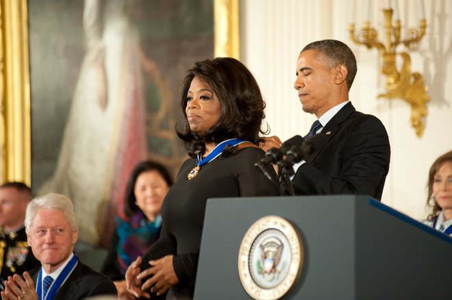 Leta 2013 je Oprah Winfrey od tedanjega ameriškega predsednika Baracka Obame prejela medaljo svobode. FOTO: Rena Schild/shutterstock
