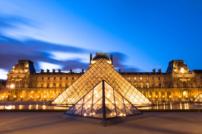 Louvre ponuja spektakularen pogled tudi ponoči, ko prižgejo luči. Foto: Sabrina Marchi/shutterstock
