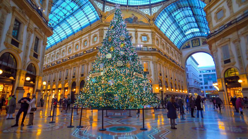 Fotografija: V sloviti milanski nakupovalni galeriji Vittorio Emanuele II je že vse pripravljeno na božič. Foto: Viltvart/shutterstock
