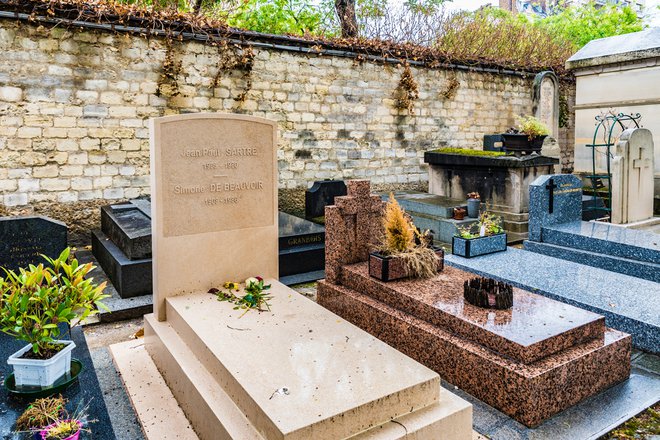 Skupaj tudi v onostranstvu: Na slovitem pariškem pokopališču Montparnasse sta Simone de Beauvoir in Jean Paul Sartre pokopana skupaj. Foto: Takashi Images/shutterstock
