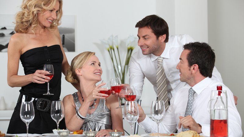Fotografija: Z možem za prijatelje redno prirejava večerje in zabave, nikoli pa ne prejmeva njihovih vabil. FOTO: Phovoir/Shutterstock
