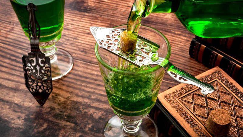 Fotografija: Pijača absint je ime dobila po latinskem poimenovanju za pravi pelin Artemisia absinthium. FOTO: Victor Moussa/Shutterstock
