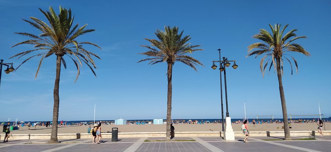 Promenada ob Malvarrosi, najbolj obiskani plaži v Valenciji. Foto: Nika Grizila
