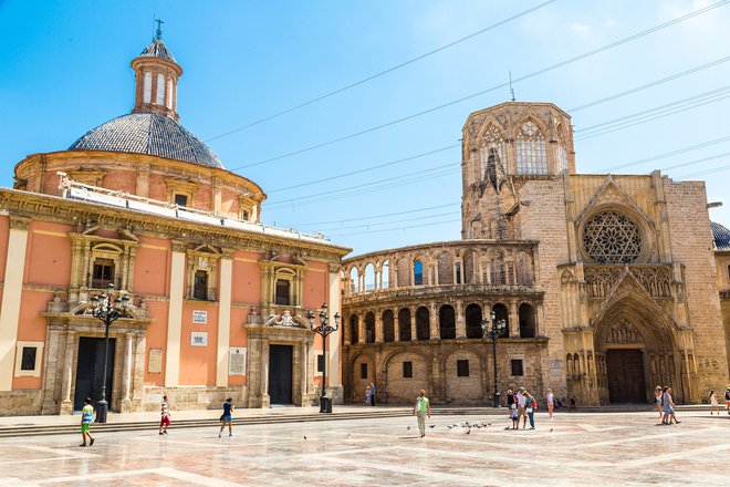 Plaza de la Virgen z Marijino stolnico na desni v starem jedru Valencie. Foto: Sergii Figurnyi/shutterstock
