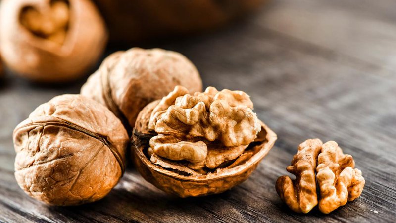 Fotografija: Redno uživanje orehovih plodov znižuje raven holesterola in previsok krvni tlak. Foto: Krasula/shutterstock
