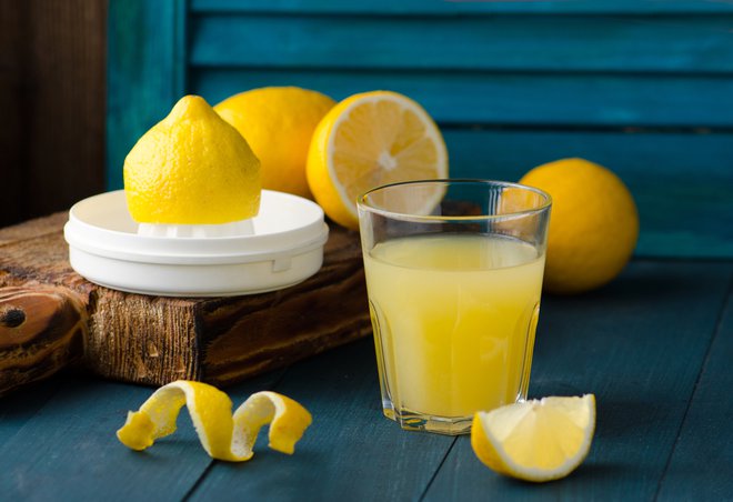 Limoninega soka nikar ne iztiskajte na zalogo. Najbolj zdrav in učinkovit je svež, saj vitamin C, ki je v njem, na zraku ni dobro obstojen. FOTO: Tanya Sid/Shutterstock
