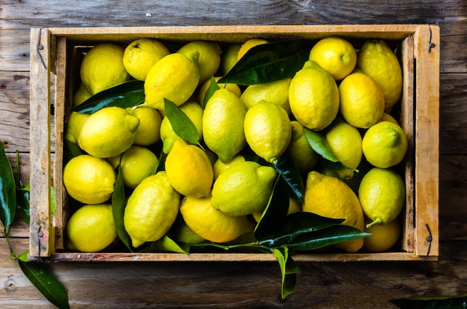 Če v trgovini zagledate zelene limone, se jih nikar ne otepajte.  Italijani denimo prodajajo zelenkaste, saj se z zmernim segrevanjem, ki umetno odstrani zeleno barvo,zmanjša obstojnost sadežev. FOTO: Larisa Blinova/Shutterstock
