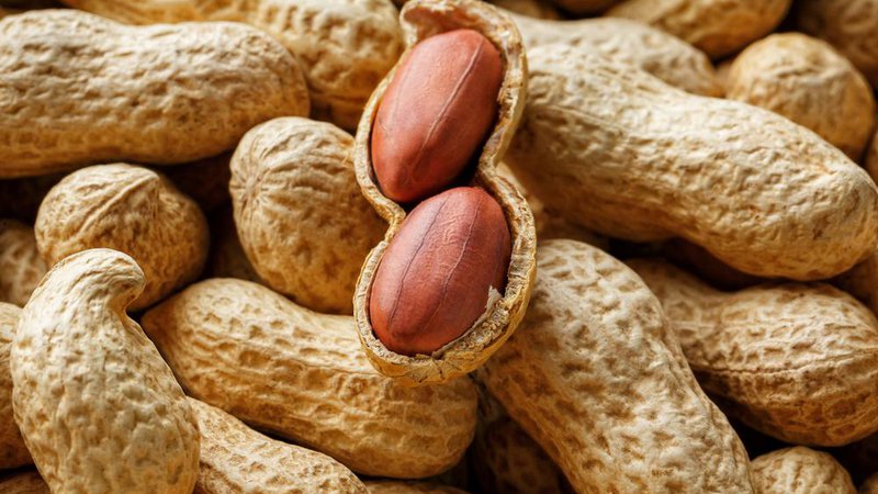 Fotografija: Če želite izkoristiti vse zdravilne lastnosti arašidov, bodite pri njihovem nakupu zelo previdni. FOTO: Aleksandr Grechanyuk/Shutterstock
