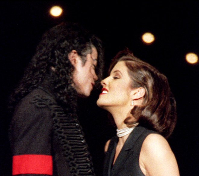 Lisa Marie Presley z Michaelom Jacksonom po poroki leta 1994. FOTO: REUTERS/Mark Cardwell/File Photo
