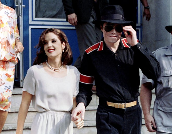 Lisa Marie Presley z Michaelom Jacksonom po poroki leta 1994. FOTO: REUTERS/Stringer/File Photo
