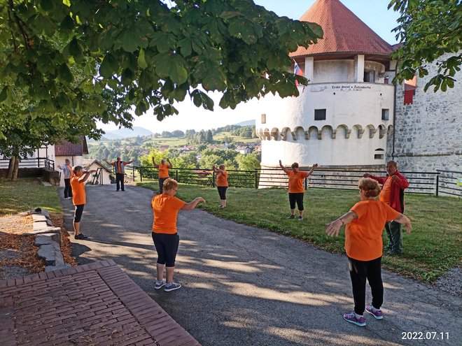 Člani Društva Šola zdravja telovadijo v vsakem vremenu. Foto: arhiv Društva Šola Zdravja
