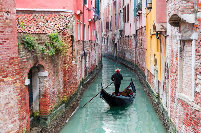 Benetke, mesto, ki izginja in se zdi starejše od zgodovine same. Foto: Muratart/shutterstock
