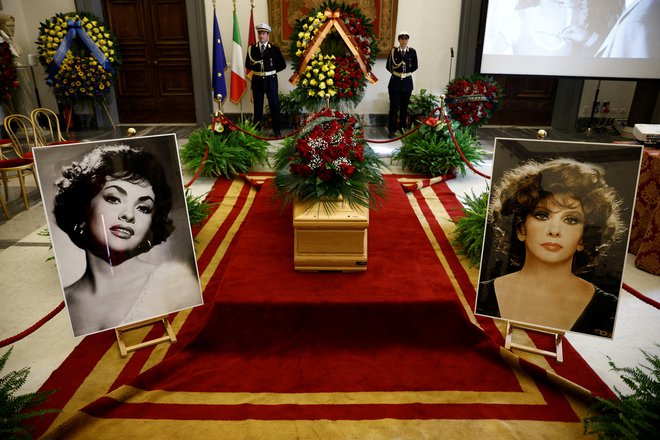 Gina Lollobrigida je bila ena najslavnejših Italijank na svetu, v Rimu so ji ob smrti priredili državni pogreb. FOTO: REUTERS/Guglielmo Mangiapane

