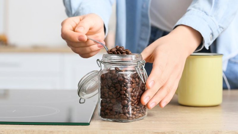 Fotografija: S kavo lahko učinkovito preženemo smrad iz hladilnika ali z njo nahranimo lončnice. FOTO: Pixel-Shot/Shutterstock
