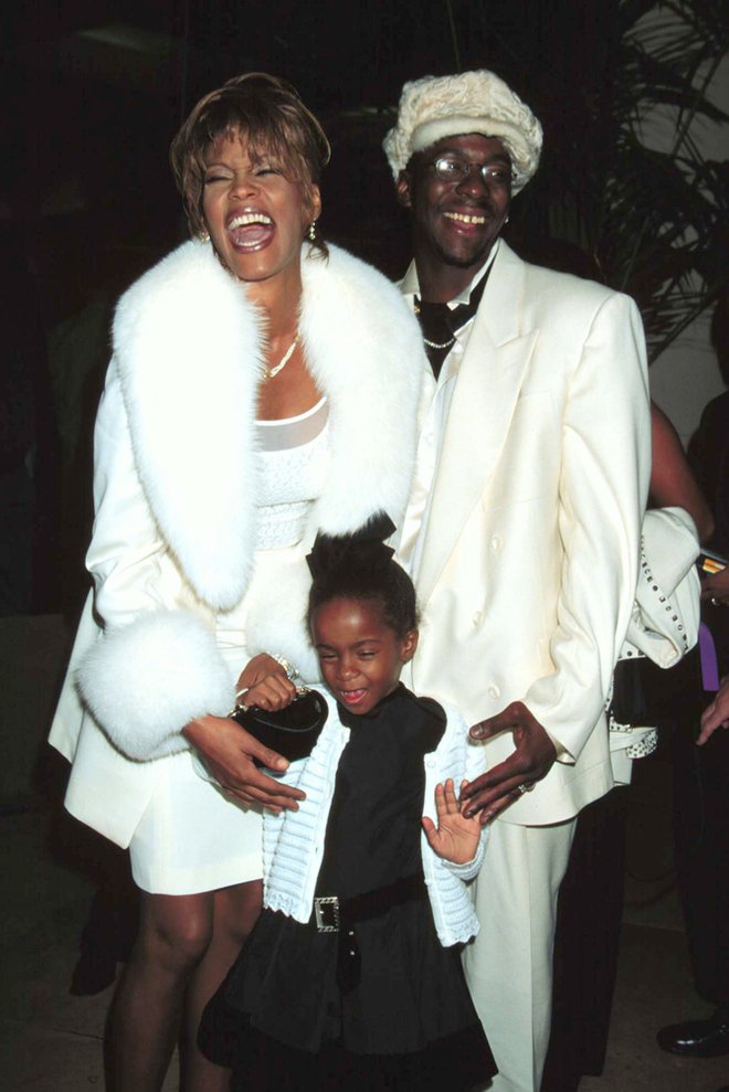 Whitney Houston in Bobby Brown z njuno hčerko Bobbi Kristino leta 1998. FOTO: Kathy Hutchins/Shutterstock
