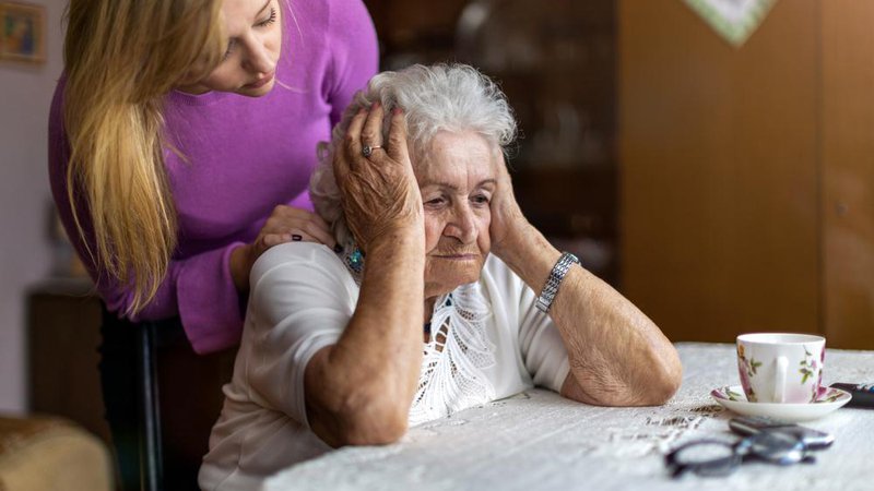 Fotografija: Mama ima vedno hujšo demenco. Foto: pikselstock/Shutterstock
