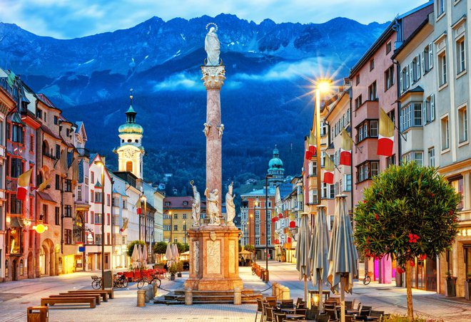 Staro mestno jedro Innsbrucka je dovolj majhno, da ga lahko spoznavate peš. Foto: Boris Stroujko/shutterstock
