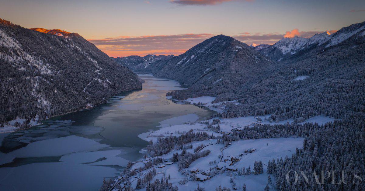 Dieser österreichische See nahe unserer Grenze ist die größte Natureisbahn Europas