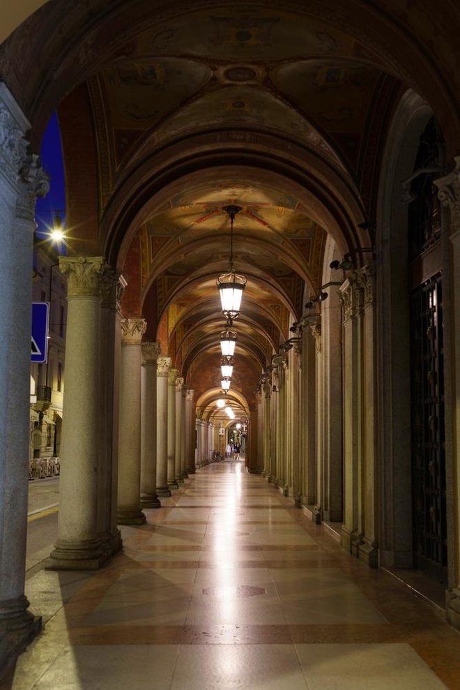 Največji trg v Forliju trg Saffi obdajajo zgradbe z arkadnimi hodniki, poslikane s čudovitimi freskami. Nočni sprehod po njih je prav romantičen. Foto: Claudio Giovanni Colombo/shutterstoc
