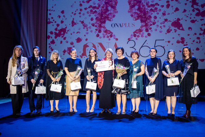 Direktorica Kozmetike Afrodita Danica Zorin Mijošek je vseh deset nominirank obdarila z izdelki Afrodita Professional. Foto: Črt Piksi
