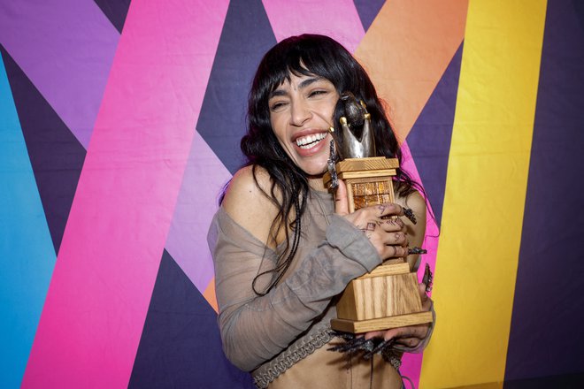 Loreen z zmagovalno trofejo na švedskem predizboru Melodifestivalen 2023. Foto: TT News Agency/Christine Olsson via REUTERS