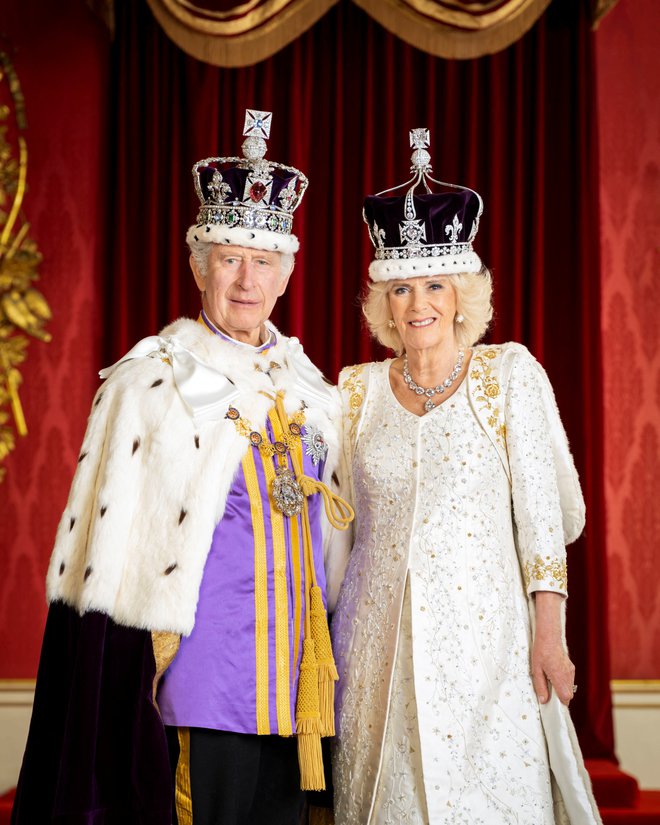 Kralj Karel III. in kraljica Camilla na uradnem kraljevem portretu. Foto: Hugo Burnand/Royal Household 2023/Handout via REUTERS