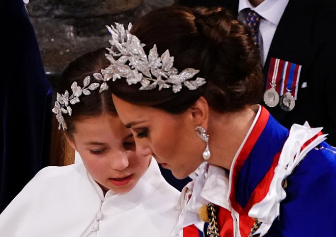 Valižanska princesa in princesa Charlotte si za kronanje nista nadeli tradicionalnih tiar, da ne bi zasenčili nove kraljice Camille. Foto: Yui Mok/Pool via REUTERS