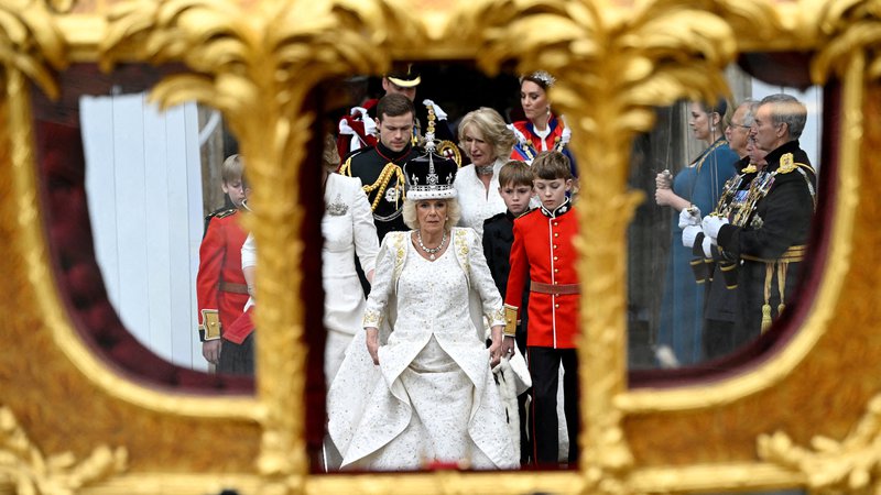 Fotografija: V Camillini obleki je bilo skritih veliko kraljevih in osebnih sporočil. Foto: REUTERS/Toby Melville/Pool