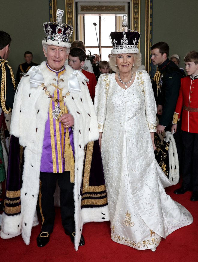 Kralj Karel III. in kraljica Camilla sta kronanje podredila svoji ljubezni do okolja, in večino ceremonialnih kosov oblačil in nakita reciklirala. Foto: Chris Jackson/Buckingham Palace/Handout via REUTERS