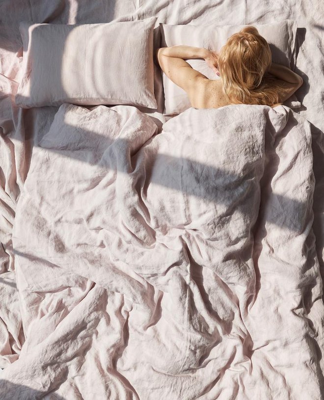Čeprav je lanena posteljnina dražja kot bombažna, je spanje na njej neprimerljivo boljše, saj v vseh letnih časih, zlasti pa poleti, uravnava telesno temperaturo. Foto: Jaroslav Monchak/shutterstock