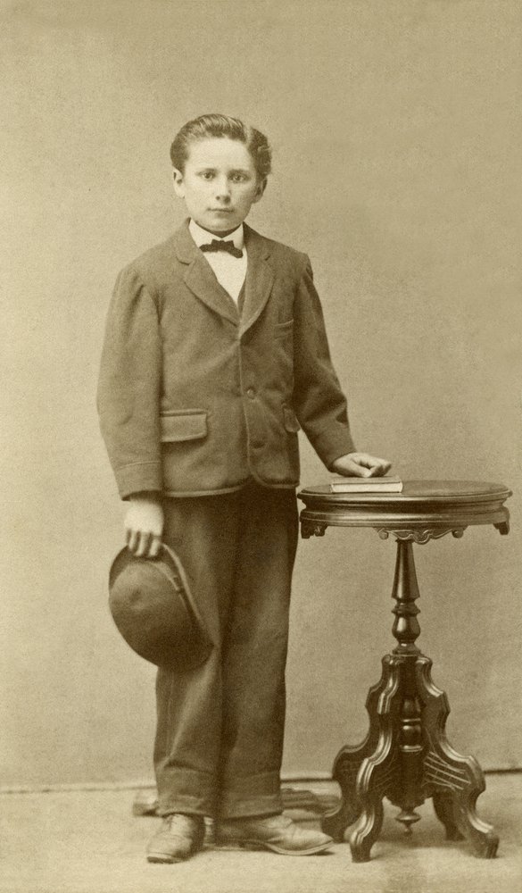 Breeching je predstavljal pomemben mejnik v življenju mladega fanta. Na fotografiji fant iz ZDA okrog leta 1870. Foto: Donna Beeler/shutterstock