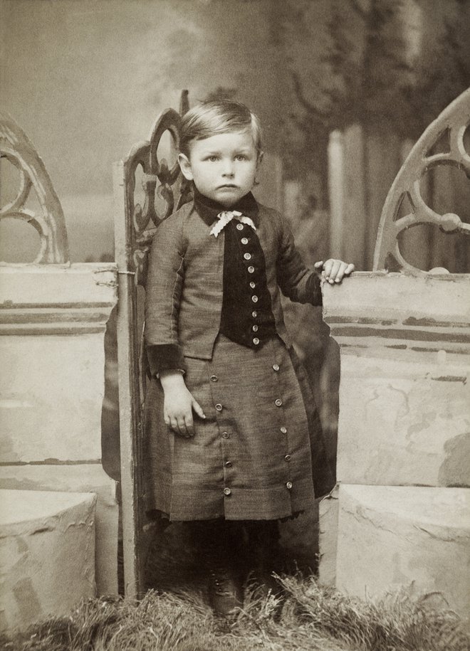 Še v pozni viktorijanski dobi so fantki prva leta svojega življenja preživeli v krilih. Na fotografiji triletni deček iz Kansasa okrog leta 1890. Foto: Donna Beeler/shutterstock