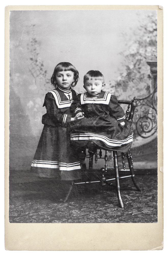 Oblačila dečkov in deklic se včasih niso razlikovala niti po barvi. Na sliki otroka v Berlinu okoli leta 1910. Foto: Liligraphie/shutterstock