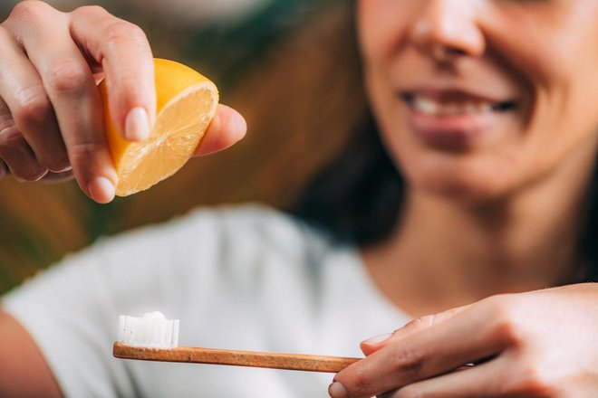 Limona pomaga pri beljenju zob. Za še boljši učinek sok limone pomešajte z zobno pasto in ščepcem soli. Mešanico namažite po zobeh in po minuti sperite z vodo. Postopek lahko ponovite enkrat do dvakrat na teden. Foto: Microgen/shutterstock