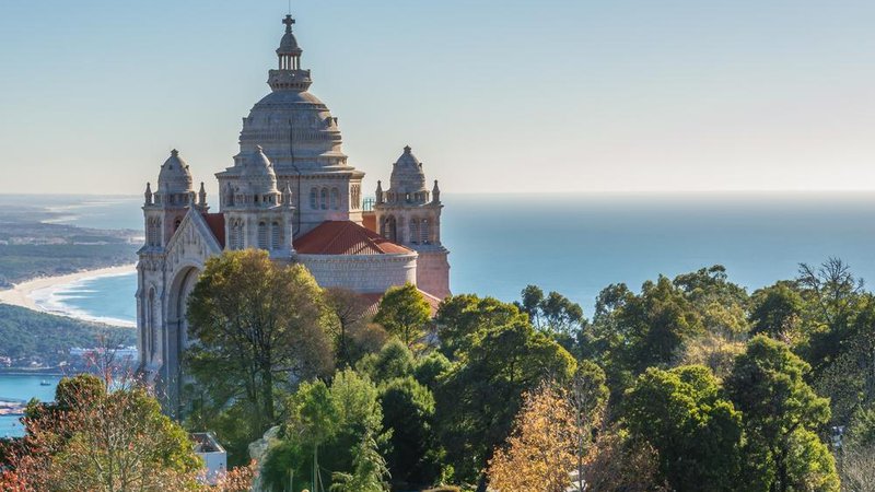 Fotografija: Mesto Viana do Castelo je znano po hribu s cerkvijo Santa Luzia (Sveta Lucija, 228 m), ki se ponaša z menda najlepšimi razgledi na Portugalskem. Foto: Fotokon/shutterstock