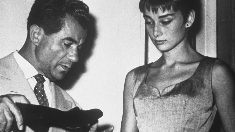 Fotografija: Salvatore Ferragamo s svojo zvesto stranko Audrey Hepburn, zanjo je oblikoval tudi ikonične črne balerinke s paščkom. Foto: Profimedia