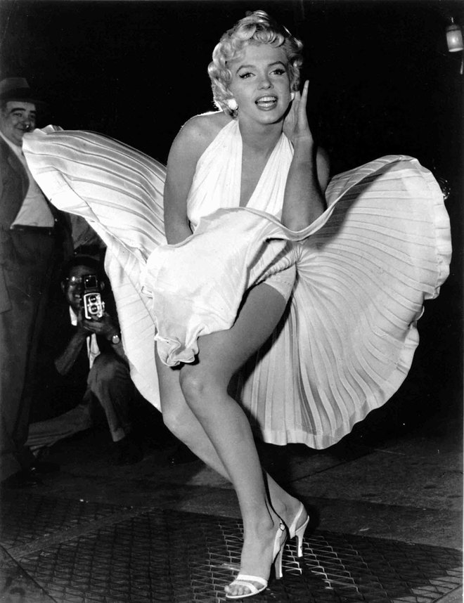 Bele čevlje z visoko tanko peto, ki jih je v filmu Sedem let skomin nosila Marilyn Monroe, je posebej zanjo oblikoval Salvatore Ferragamo.  Foto: Profimedia