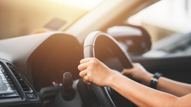 Fotografija: Vozna fobija se izraža na različne načine – nekateri lahko občutijo pospešen pulz, se potijo, tresejo, zato ne vozijo. Foto: Shutterstock.