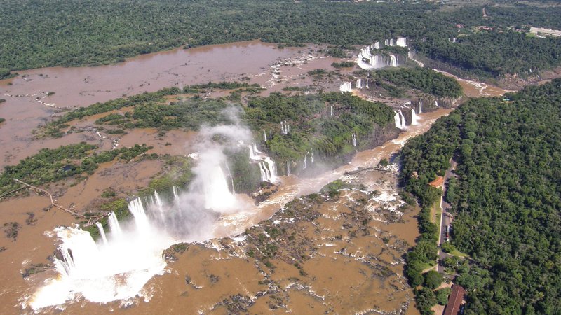 Fotografija: Pogled na Iguasujske slapove iz helikopterja, skrajno levo Hudičevo žrelo, foto: Matea Inja Šaronja