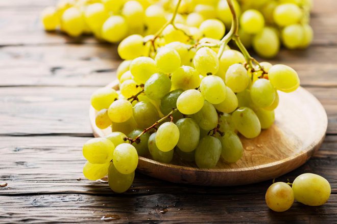 Bolj, ko je belo grozdje rumeno, slajše je. Foto: Oxana Denezhkina/shutterstock