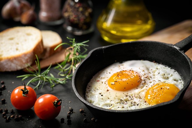 Z rednim uživanjem jajc lahko poskrbite za dober vid in zdrave kosti tudi na stara leta. V pomoč pa so vam lahko tudi pri hujšanju. Foto: Boriskotov/shutterstock