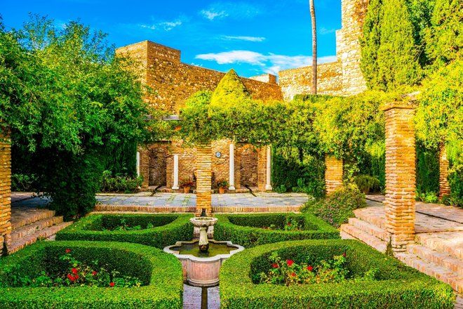 Privlačne vrtovev arabskem duhu boste našli tudi v mavrski utrdbi Alcazaba. Foto: Trabantos/shutterstock